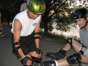 Steve fixes skate for Mark near the Sacramento River on the May 8, 2006 Monday Night Skate.