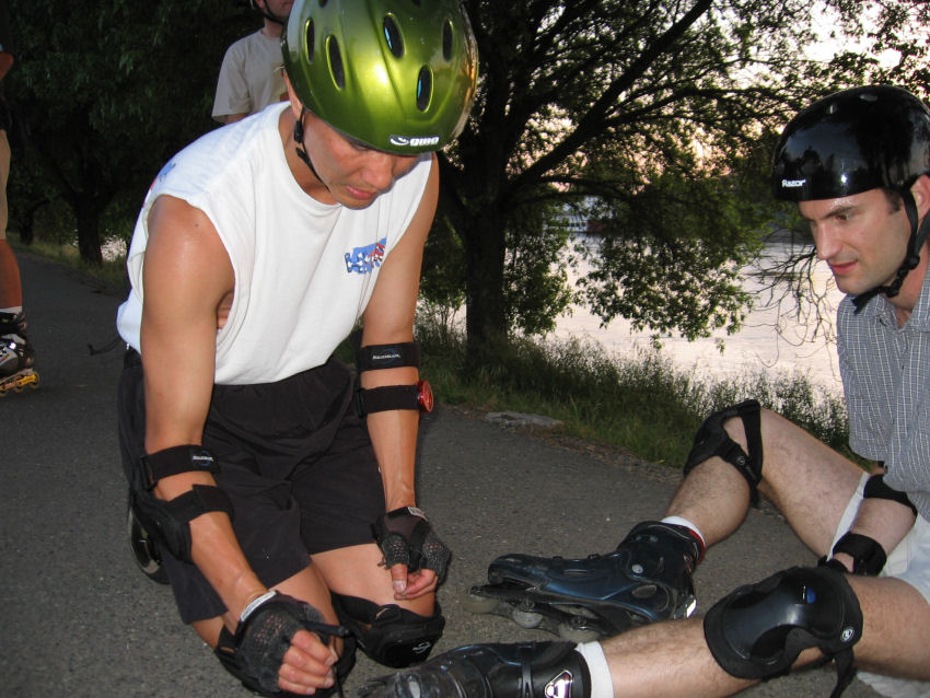 Steve fixes skate for  Mark near the Sacramento River  on the May 8, 2006 Monday Night Skate.