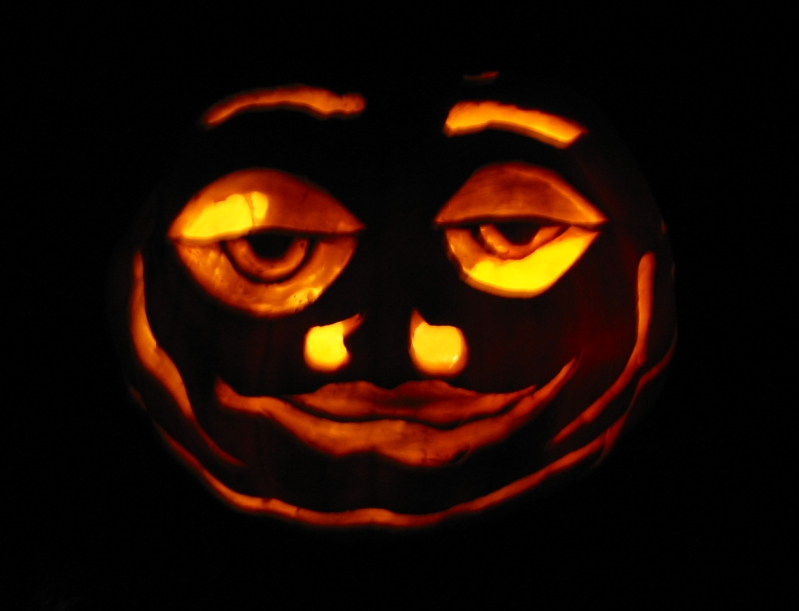 Hand carved pumpkin on 26th Street near 3rd Avenue on the November 1, 2004 Monday Night Skate. 